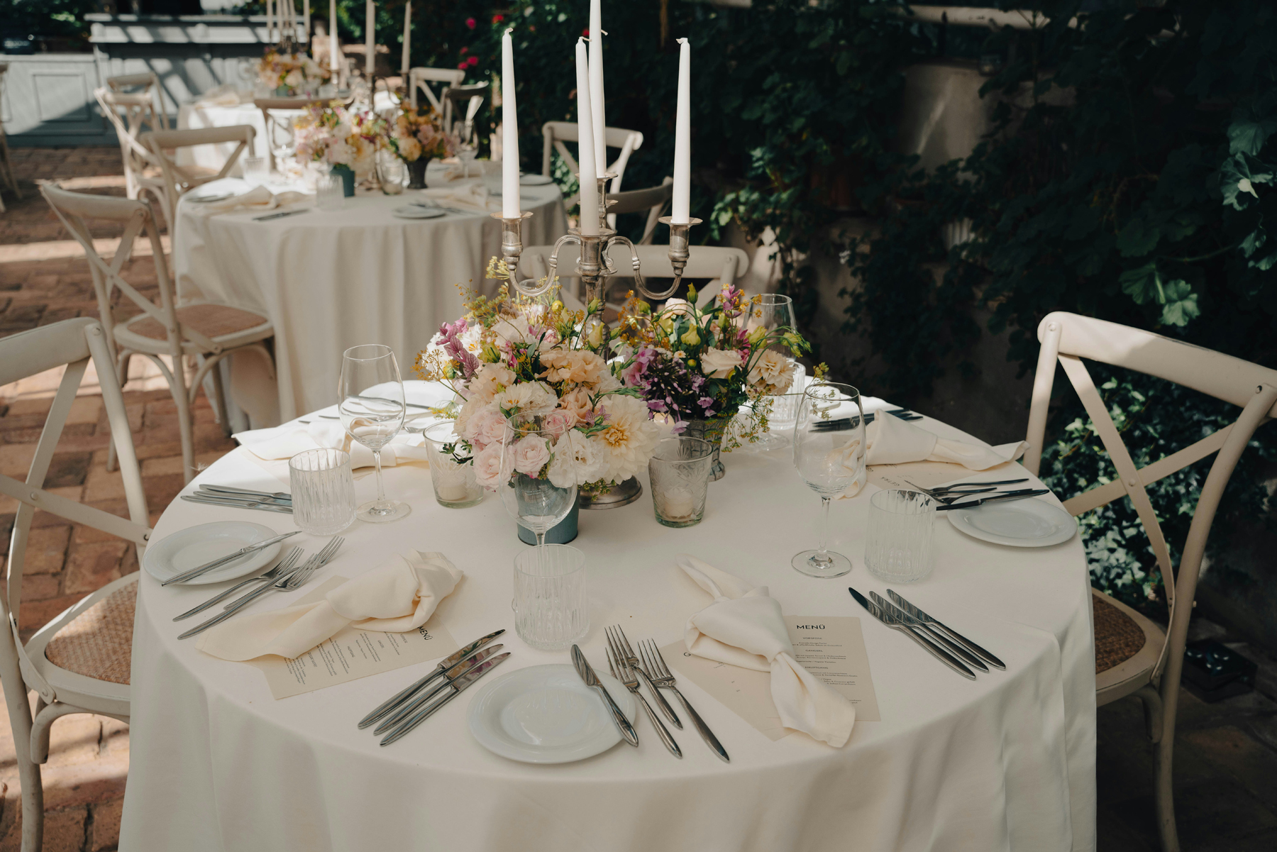 Silberbesteck auf einem festlich gedeckten Hochzeitstisch
