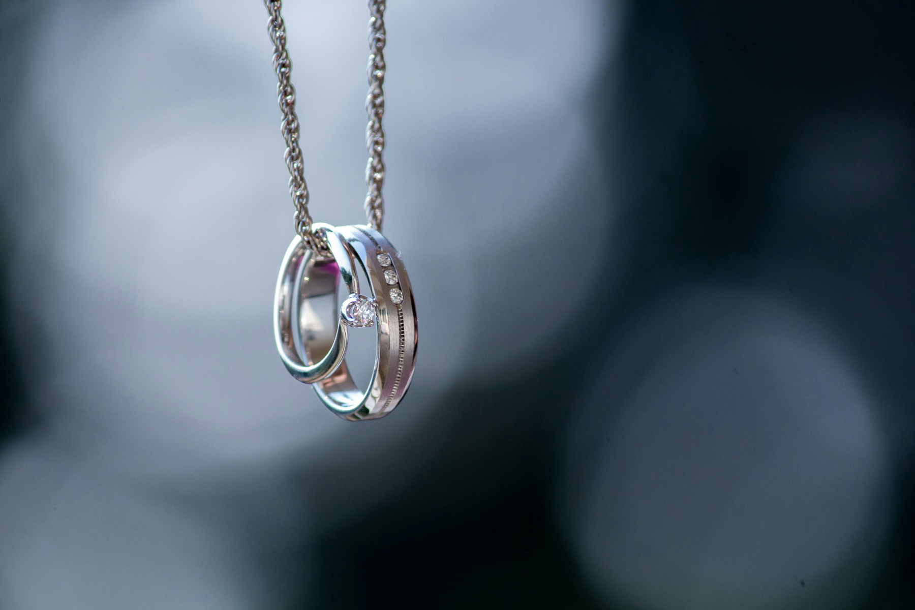 Silberschmuck wird vorsichtig gereinigt