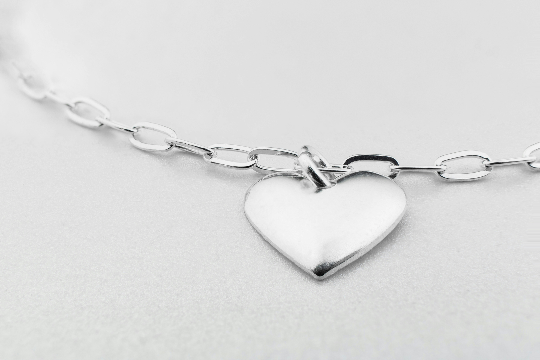 Glänzender Silberschmuck wird für ein Foto vorbereitet
